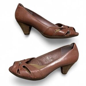 Clarks 90s Vintage Blush Pink Leather Peep-Toe Pumps